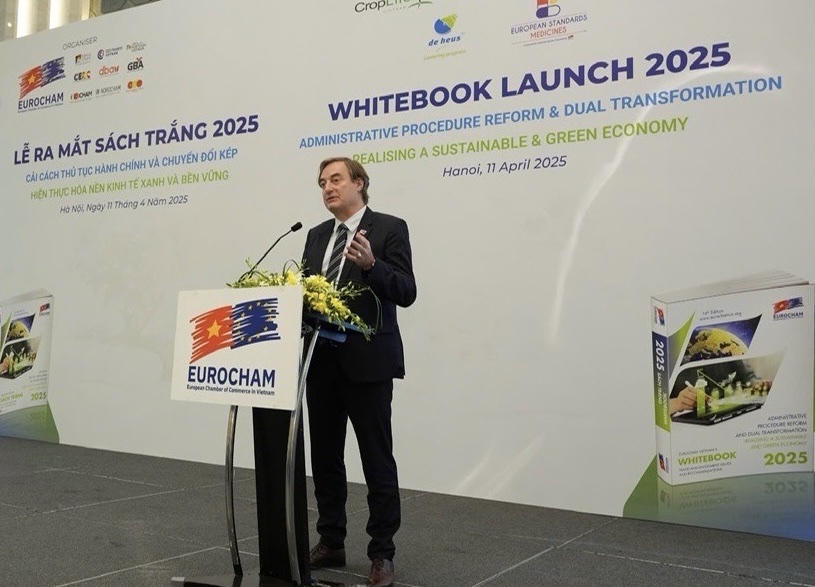 Ông Bruno Jaspaert, Chủ tịch EuroCham, phát biểu tại lễ ra mắt Sách Trắng 2025.