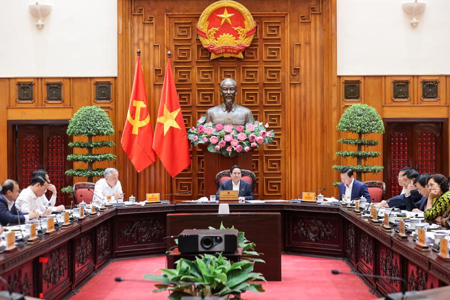 Prime Minister Pham Minh Chinh chairs the meeting between standing cabinet members and leaders of ministries, sectors, and localities on April 10. (Photo: VGP)