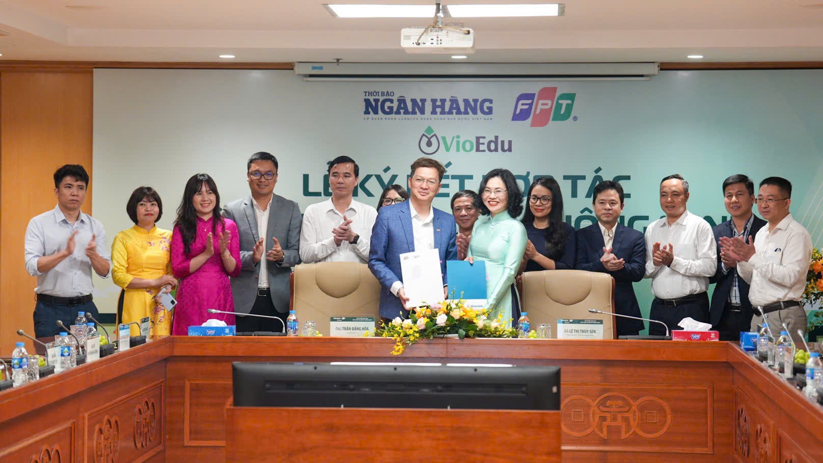 Đại diện Thời b&aacute;o Ng&acirc;n h&agrave;ng v&agrave; Tập đo&agrave;n FPT k&yacute; kết hợp t&aacute;c.