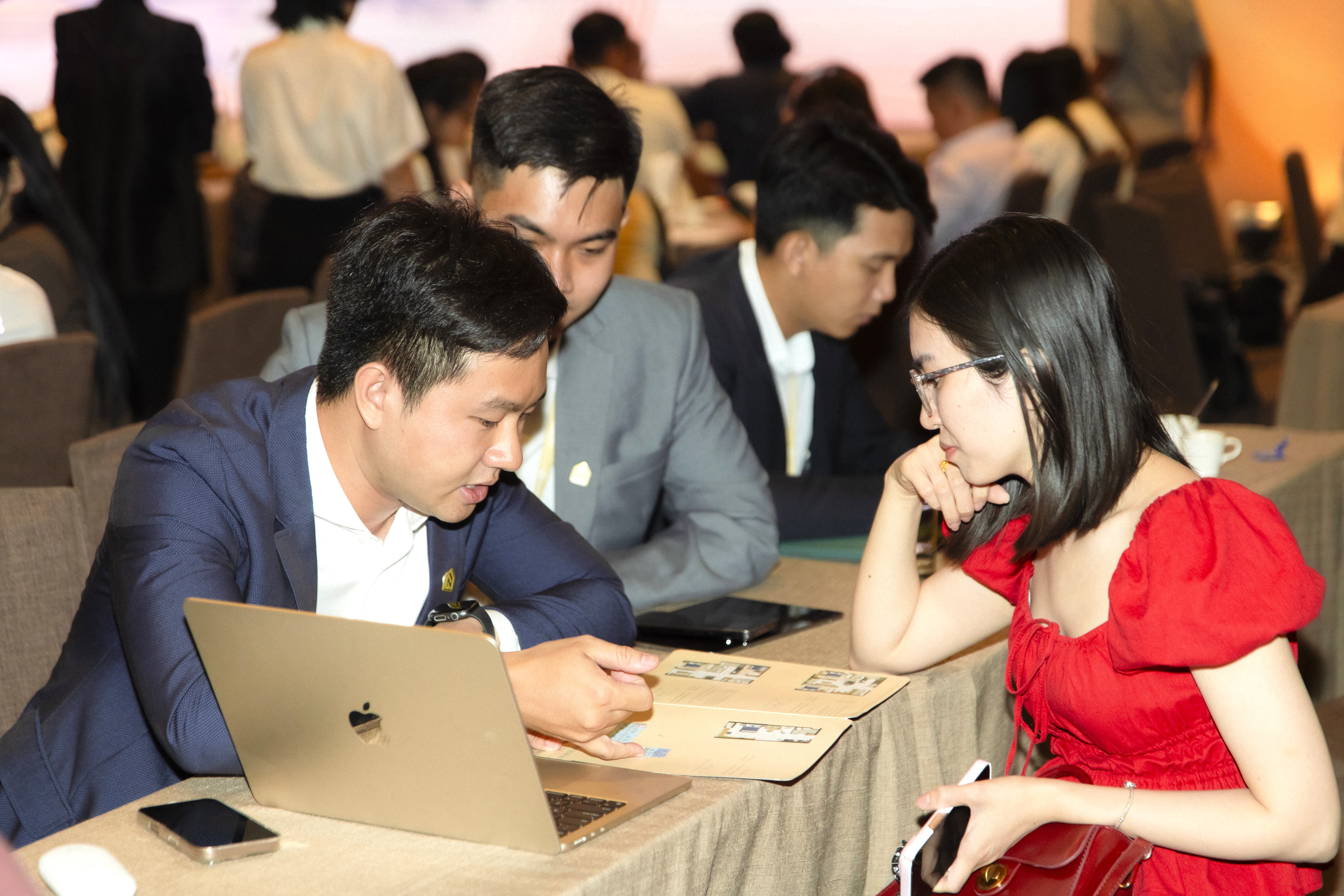 Kh&aacute;ch h&agrave;ng t&igrave;m hiểu một dự &aacute;n tại khu Đ&ocirc;ng TP.HCM.