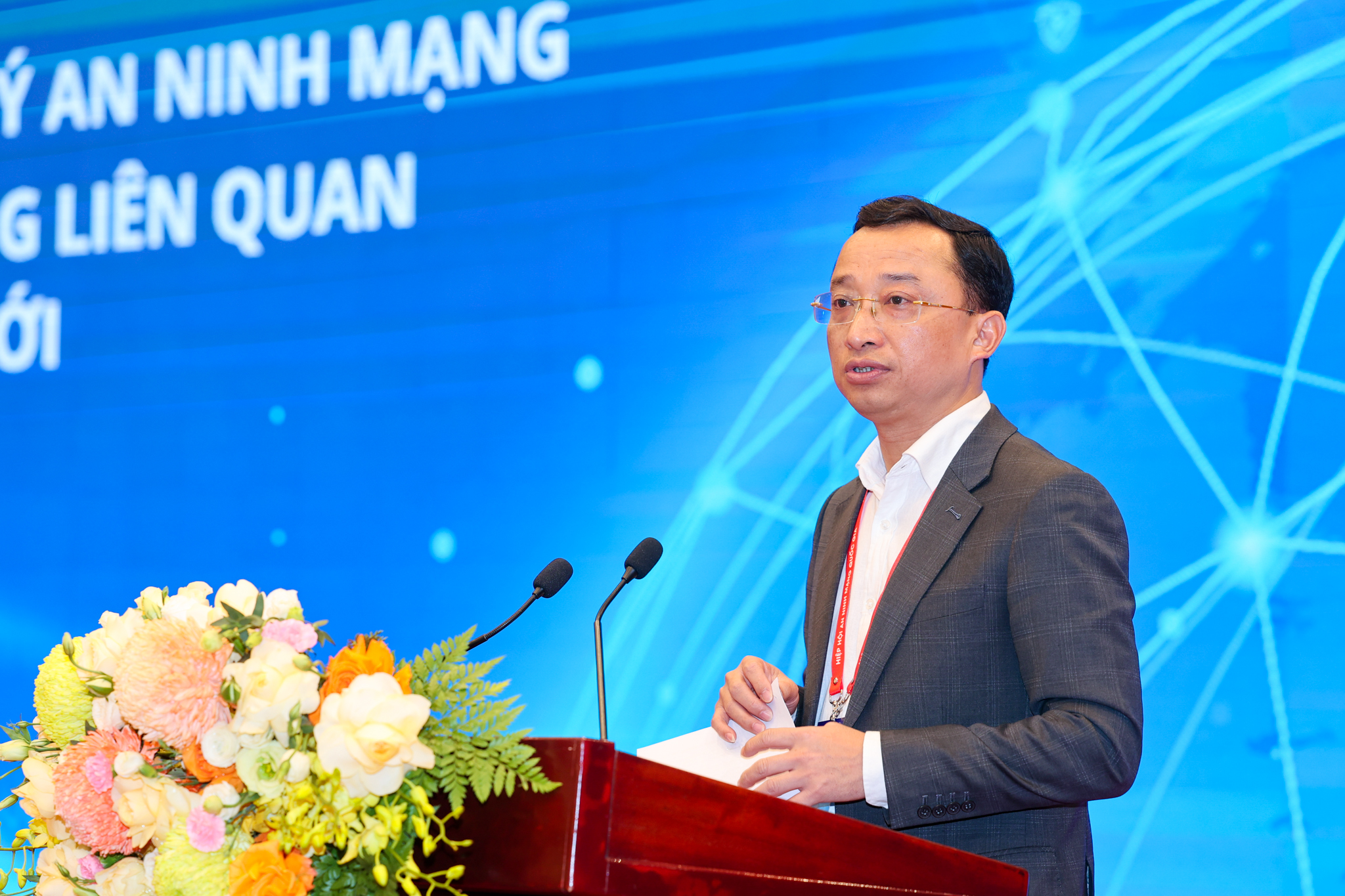 Thượng tá Nguyễn Bá Sơn phát biểu tại Hội thảo "An ninh mạng trong giai đoạn mới - Hợp lực bảo vệ không gian số". 