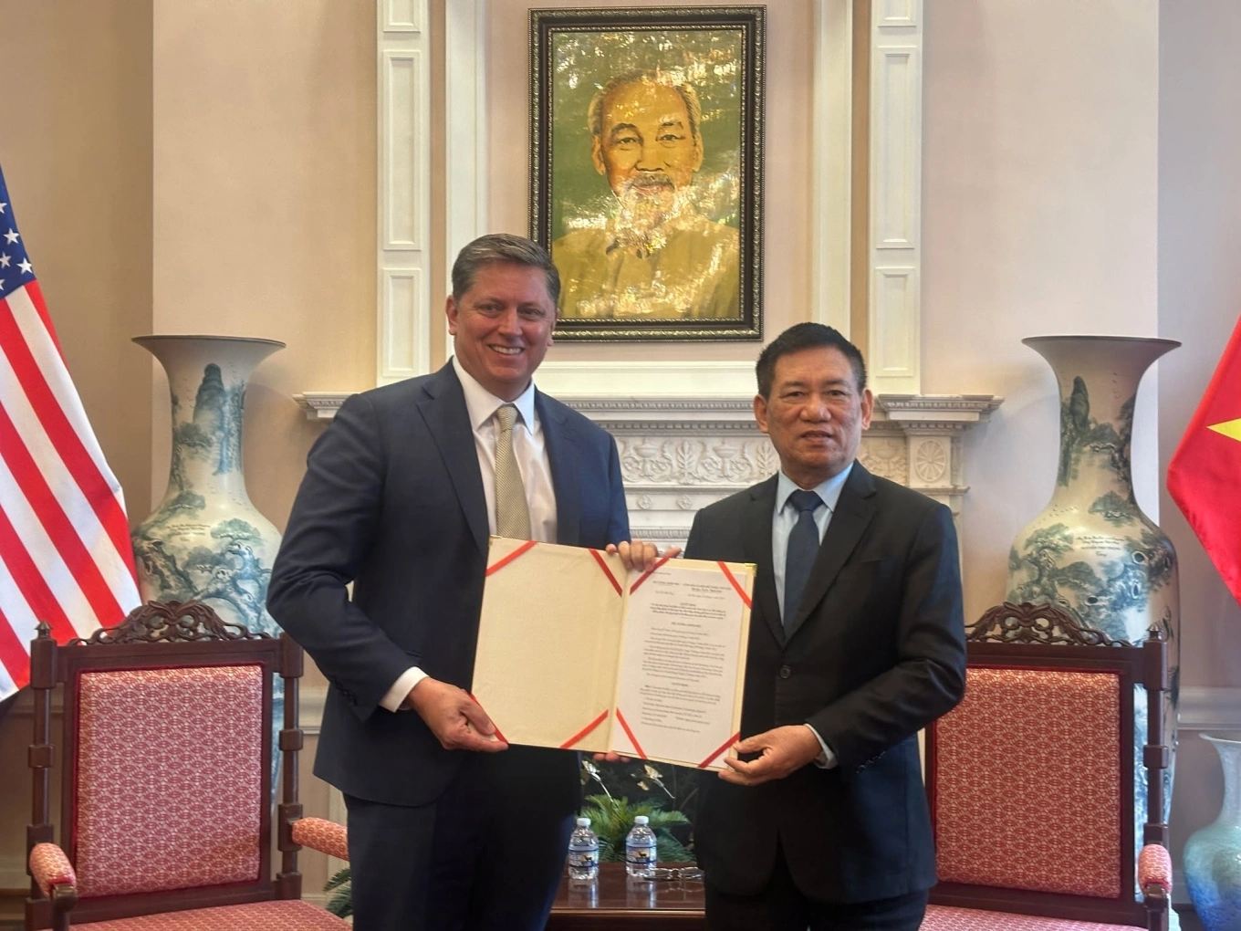 Phó thủ tướng Hồ Đức Phớc trao quyết định thí điểm cung cấp dịch vụ Internet vệ tinh cho đại diện SpaceX - Ảnh: TTXVN