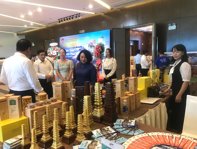 Giới thiệu c&aacute;c sản phẩm l&agrave;ng nghề&nbsp; địa phương của tỉnh Vĩnh Ph&uacute;c tại Hội nghị x&uacute;c tiến quảng b&aacute; du lịch tại th&agrave;nh phố Đ&agrave; Nẵng. Ảnh Ng&ocirc; Anh Văn