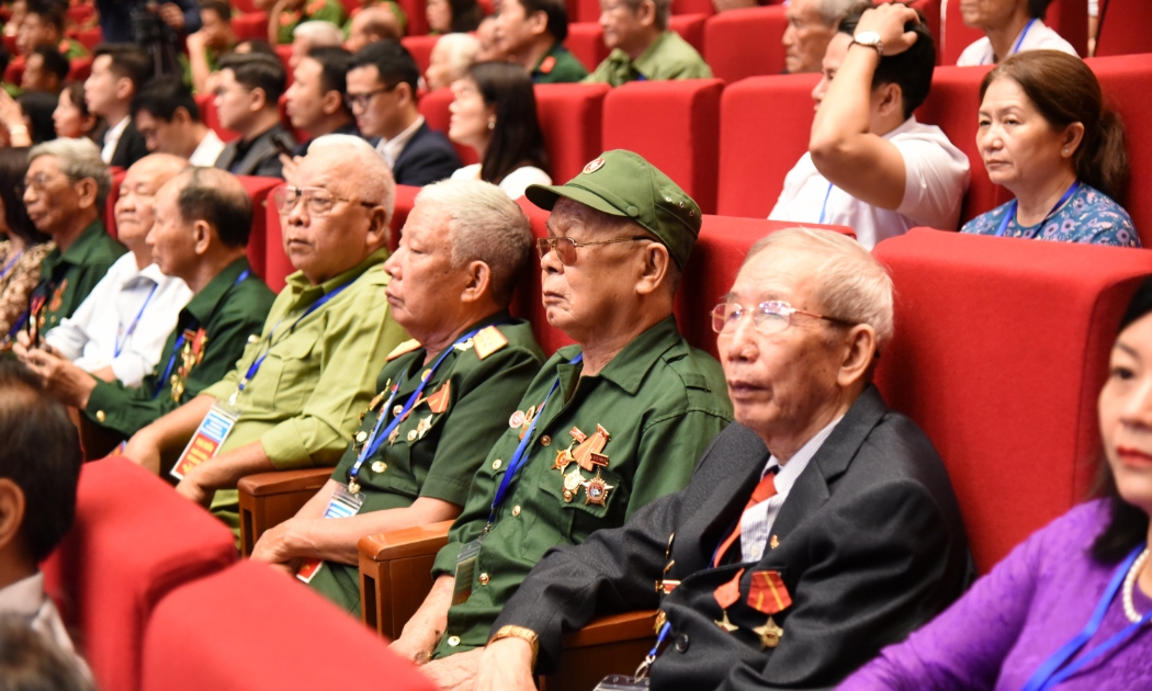 Người có công dự hội nghị tri ân người có công năm 2024. Ảnh: Mạnh Dũng.