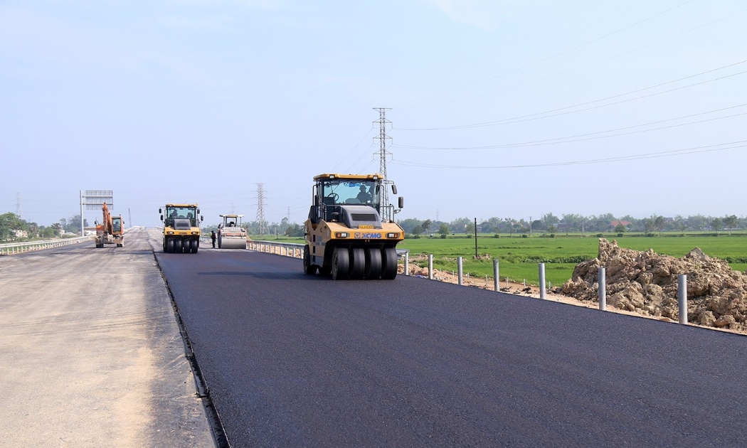 Tổng lực thi công, thông xe 2 tuyến cao tốc Bắc - Nam qua Hà Tĩnh dịp 30/4. Ảnh - Nguyên Bảo