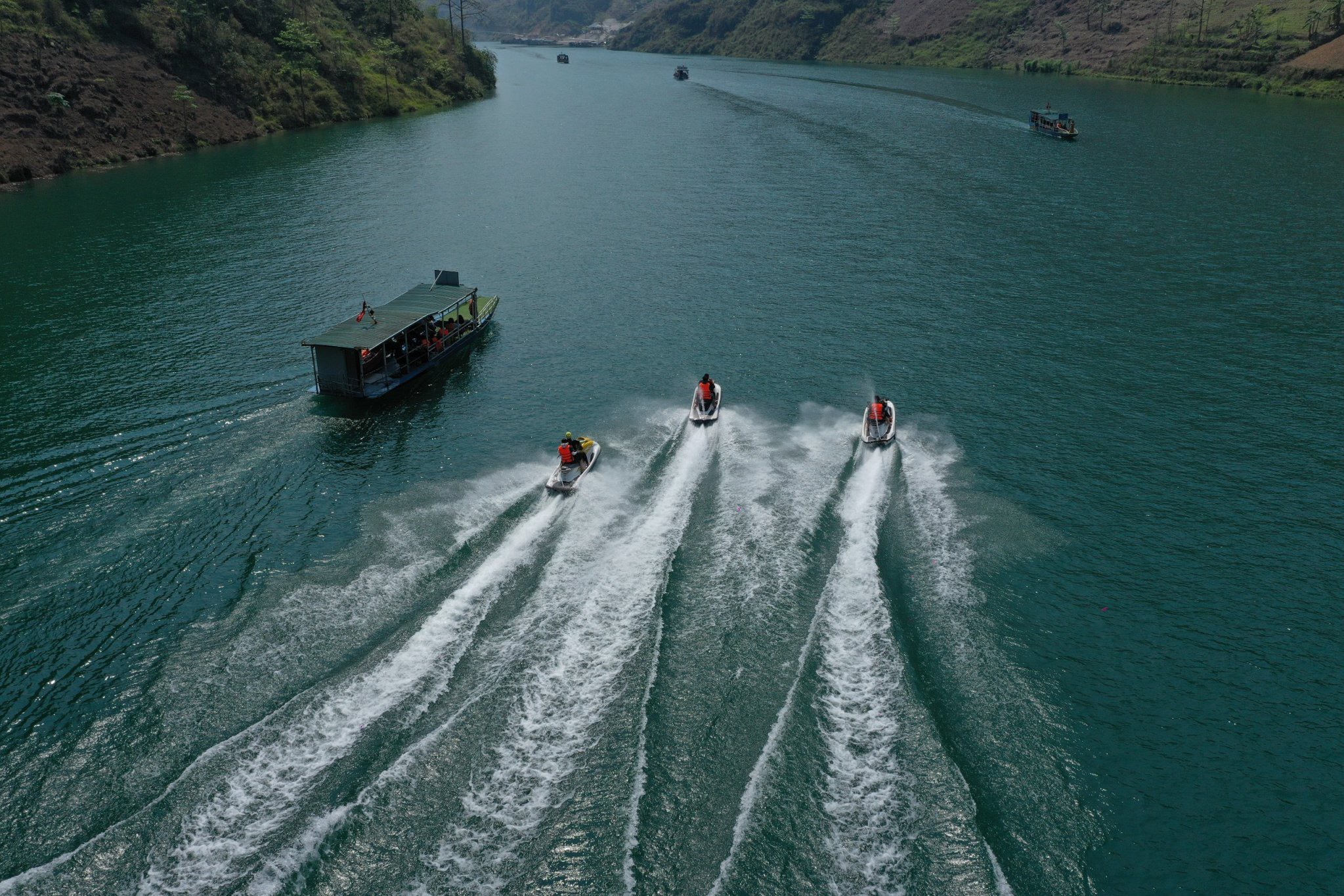 Hai tỷ ph&uacute; mỹ trải nghiệm jetski tr&ecirc;n s&ocirc;ng Nho Quế, H&agrave; Giang năm 2023. Ảnh:&nbsp;AAV