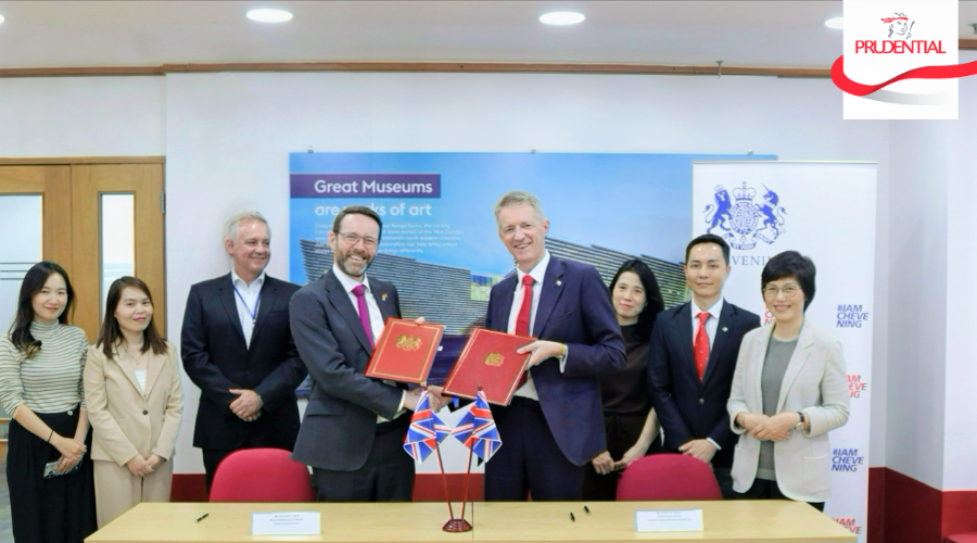 Lễ k&yacute; kết thỏa thuận t&agrave;i trợ học bổng Chevening giữa Prudential Việt Nam v&agrave; Đại sứ qu&aacute;n Anh tại H&agrave; Nội.