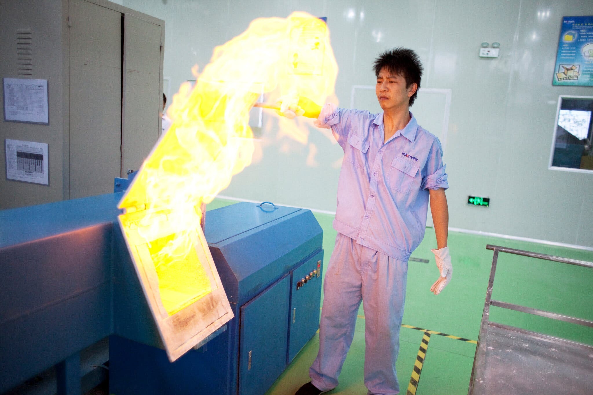 Một nhà máy ở Changshu, Trung Quốc, nơi xử lý các hóa chất chứa kim loại đất hiếm nặng để sử dụng trong điốt phát sáng. Các kim loại này cũng được đưa vào các hóa chất để sản xuất động cơ phản lực, tia laser, đèn pha ô tô và một số loại bugi. Ảnh: The New York Times