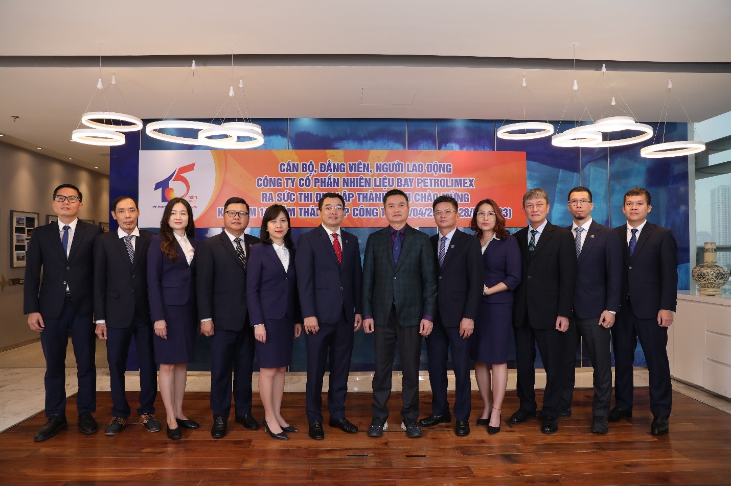 Ông Phạm Văn Thanh - Ủy viên BCH Đảng bộ Chính phủ, Bí thư Đảng ủy, Chủ tịch HĐQT Tập đoàn Xăng dầu Việt Nam chụp ảnh cùng Ban Lãnh đạo Công ty (tháng 4/2023).