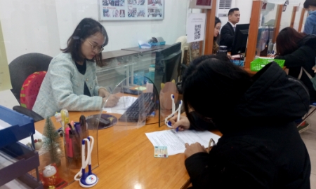 Người lao động làm thủ tục hưởng trợ cấp thất nghiệp. Ảnh: Nhật Dương.