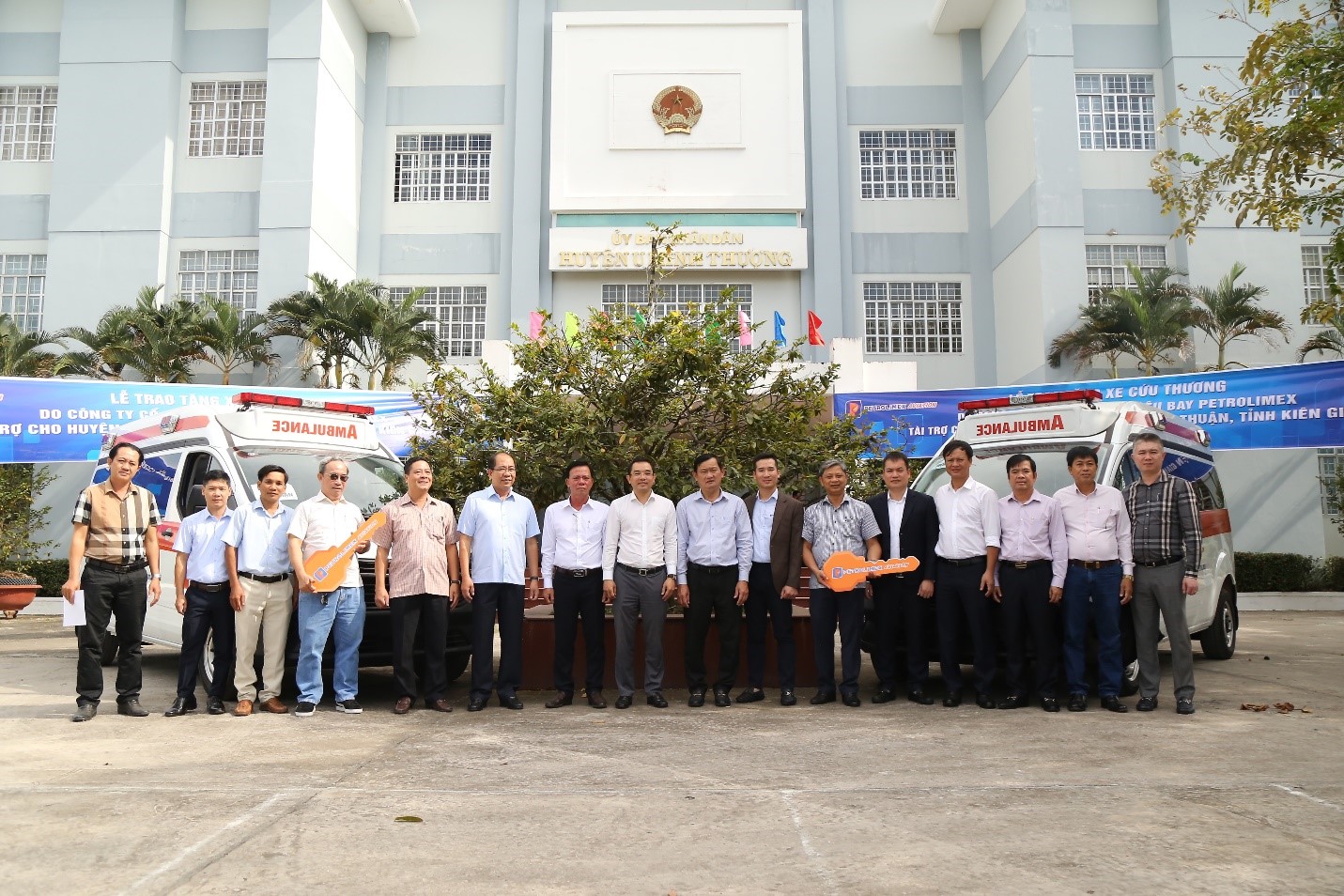Ông Nguyễn Văn Học - Bí thư Đảng ủy, Ủy viên HĐQT, Tổng Giám đốc Petrolimex Aviation trao tặng 02 xe cứu thương cho Trung tâm y tế các huyện U Minh Thượng và Vĩnh Thuận, tỉnh Kiên Giang tháng 1/2025.