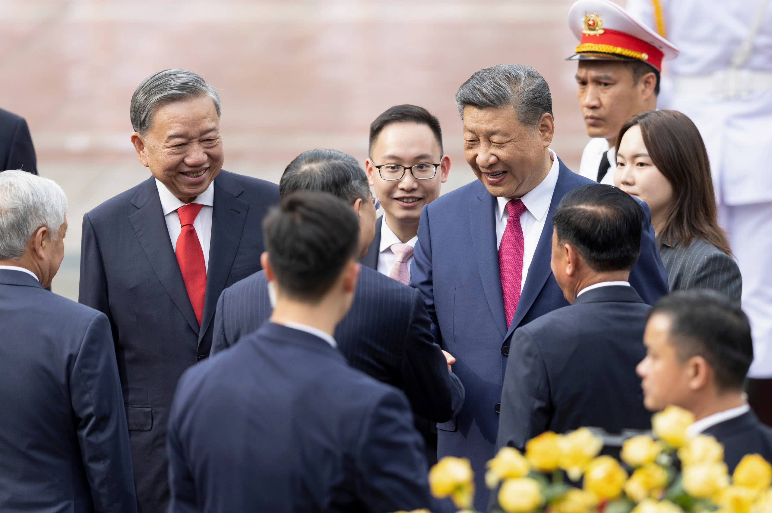 Tổng B&iacute; thư T&ocirc; L&acirc;m giới thiệu c&aacute;c đại biểu của đo&agrave;n Việt Nam với Tổng B&iacute; thư, Chủ tịch Trung Quốc Tập Cận B&igrave;nh.