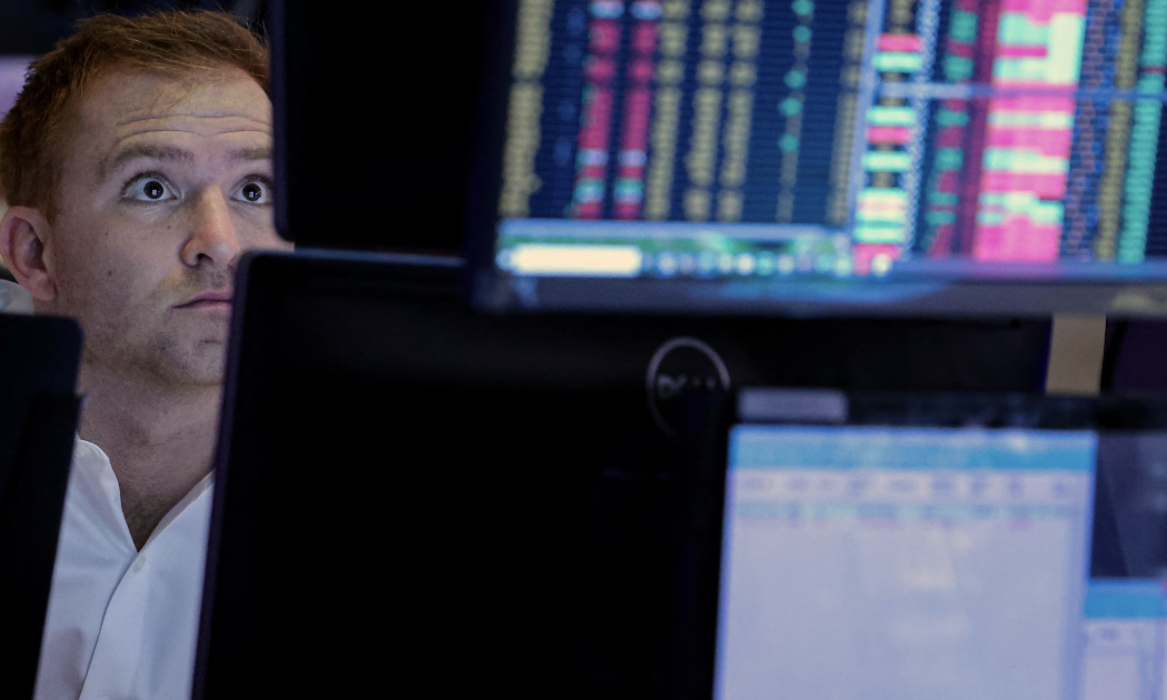 Một nhà giao dịch làm việc trên sàn chứng khoán NYSE ở New York hôm 11/4/2025 - Ảnh: Reuters.
