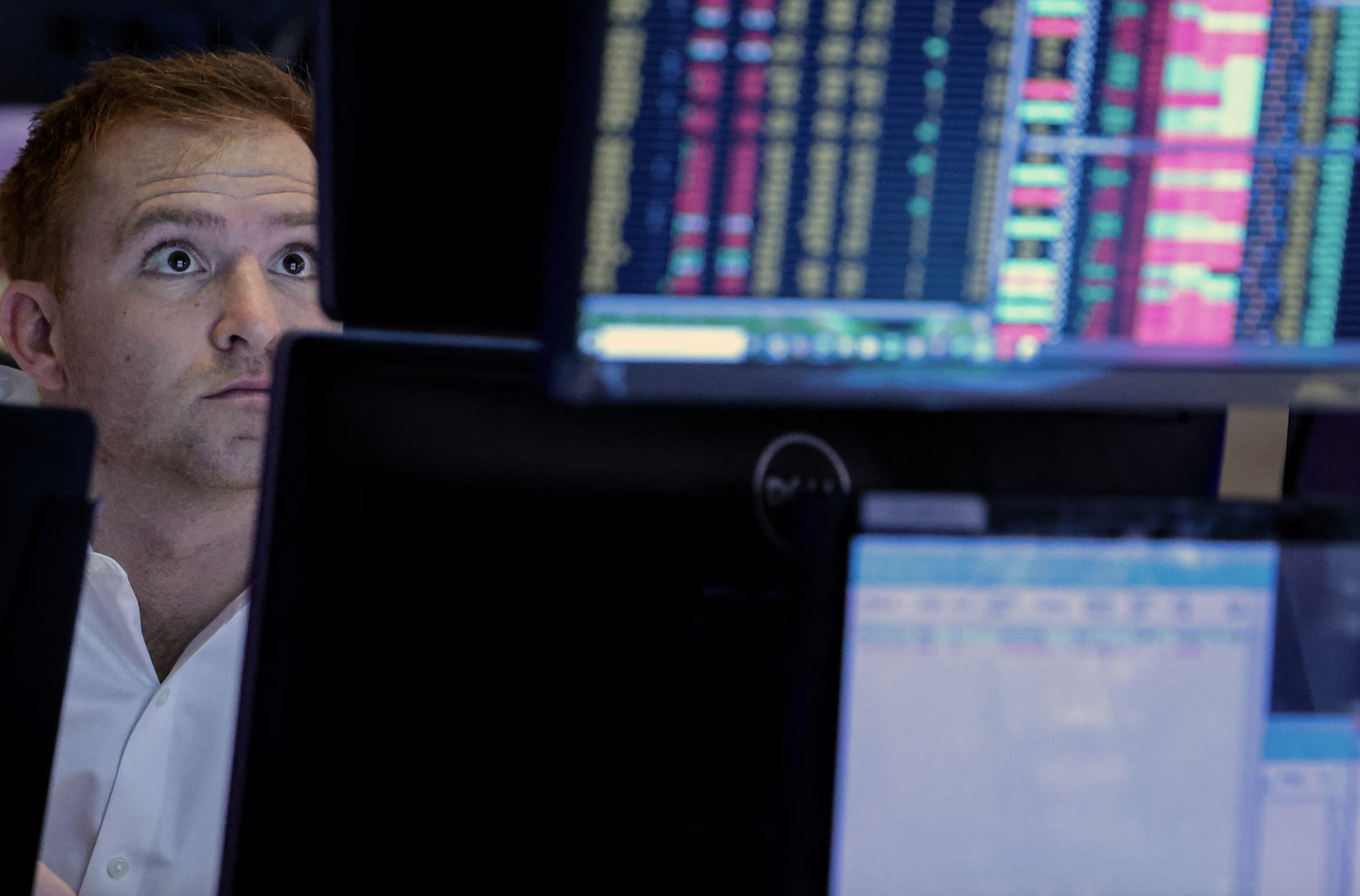 Một nhà giao dịch làm việc trên sàn chứng khoán NYSE ở New York hôm 11/4/2025 - Ảnh: Reuters.