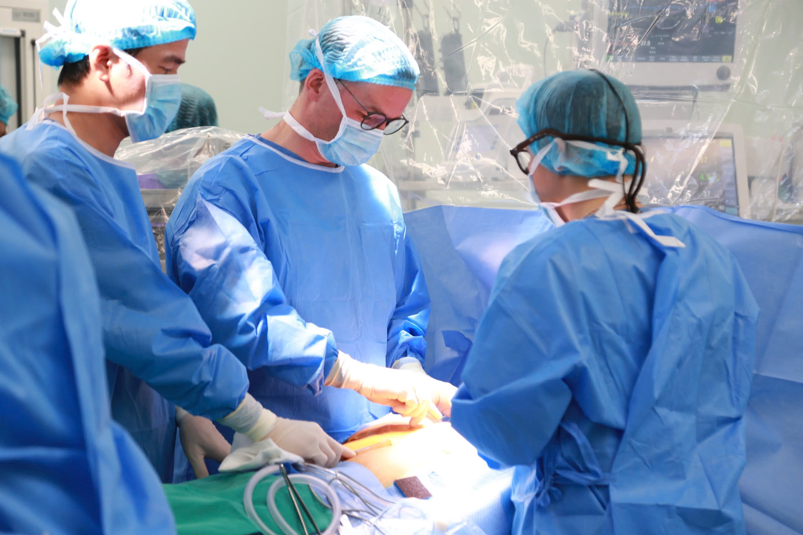 Các bác sĩ tiến hành cấy ghép tim nhân tạo bán phần thế hệ thứ 3 (LVAD HeartMate 3) cho người bệnh. Ảnh: Bệnh viện TWQĐ 108.