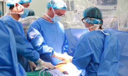 Các bác sĩ tiến hành cấy ghép tim nhân tạo bán phần thế hệ thứ 3 (LVAD HeartMate 3) cho người bệnh. Ảnh: Bệnh viện TWQĐ 108.