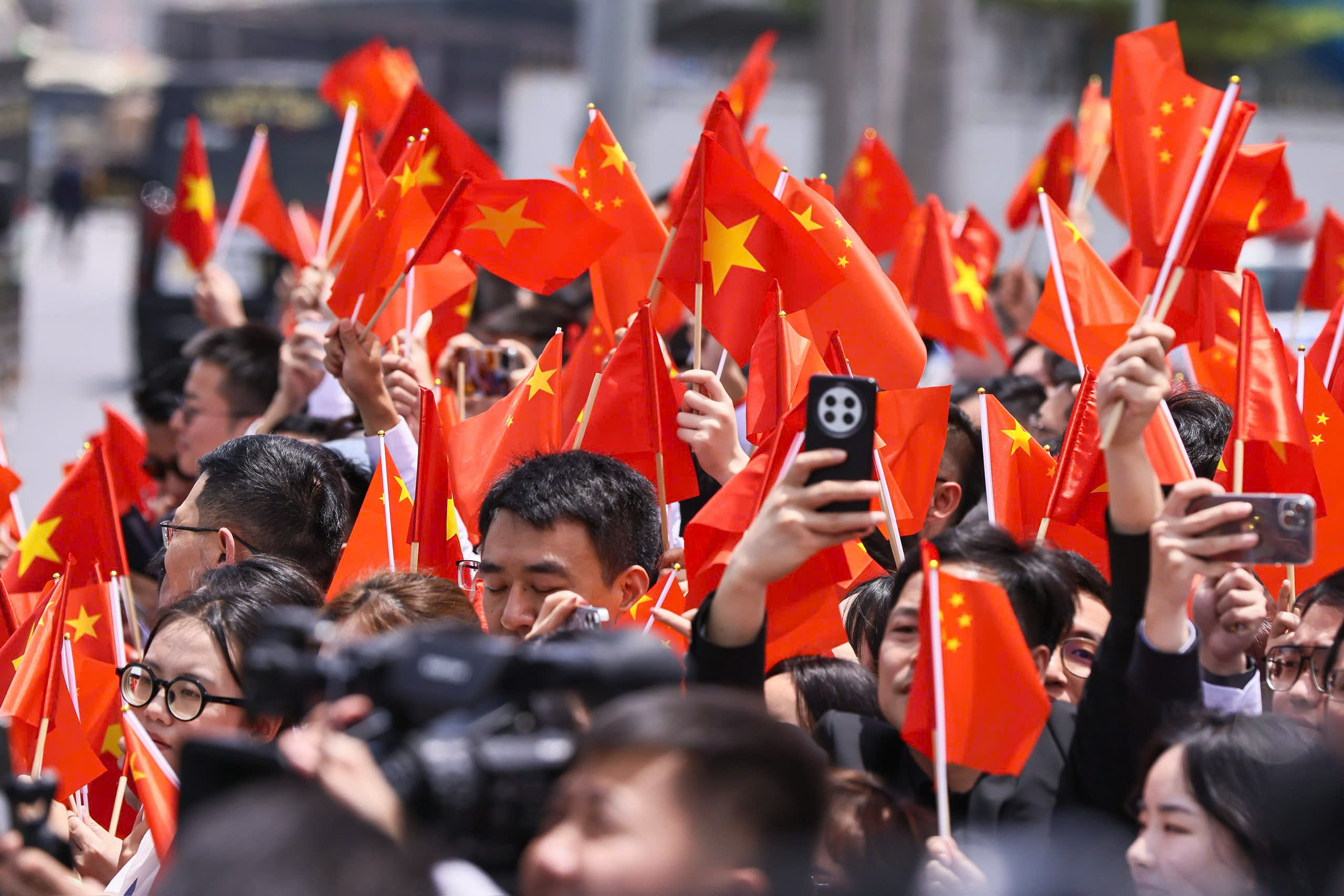 Đ&ocirc;ng đảo c&aacute;c tầng lớp nh&acirc;n d&acirc;n Việt Nam, người Trung Quốc tại Việt Nam; c&aacute;n bộ, nh&acirc;n vi&ecirc;n Đại sứ qu&aacute;n Trung Quốc tại Việt Nam cầm cờ hai nước v&agrave; c&aacute;c băng r&ocirc;n thể hiện t&igrave;nh hữu nghị truyền thống giữa hai nước nồng nhiệt ch&agrave;o đ&oacute;n Tổng B&iacute; thư, Chủ tịch nước Tập Cận B&igrave;nh v&agrave; Đo&agrave;n đại biểu cấp cao Trung Quốc.