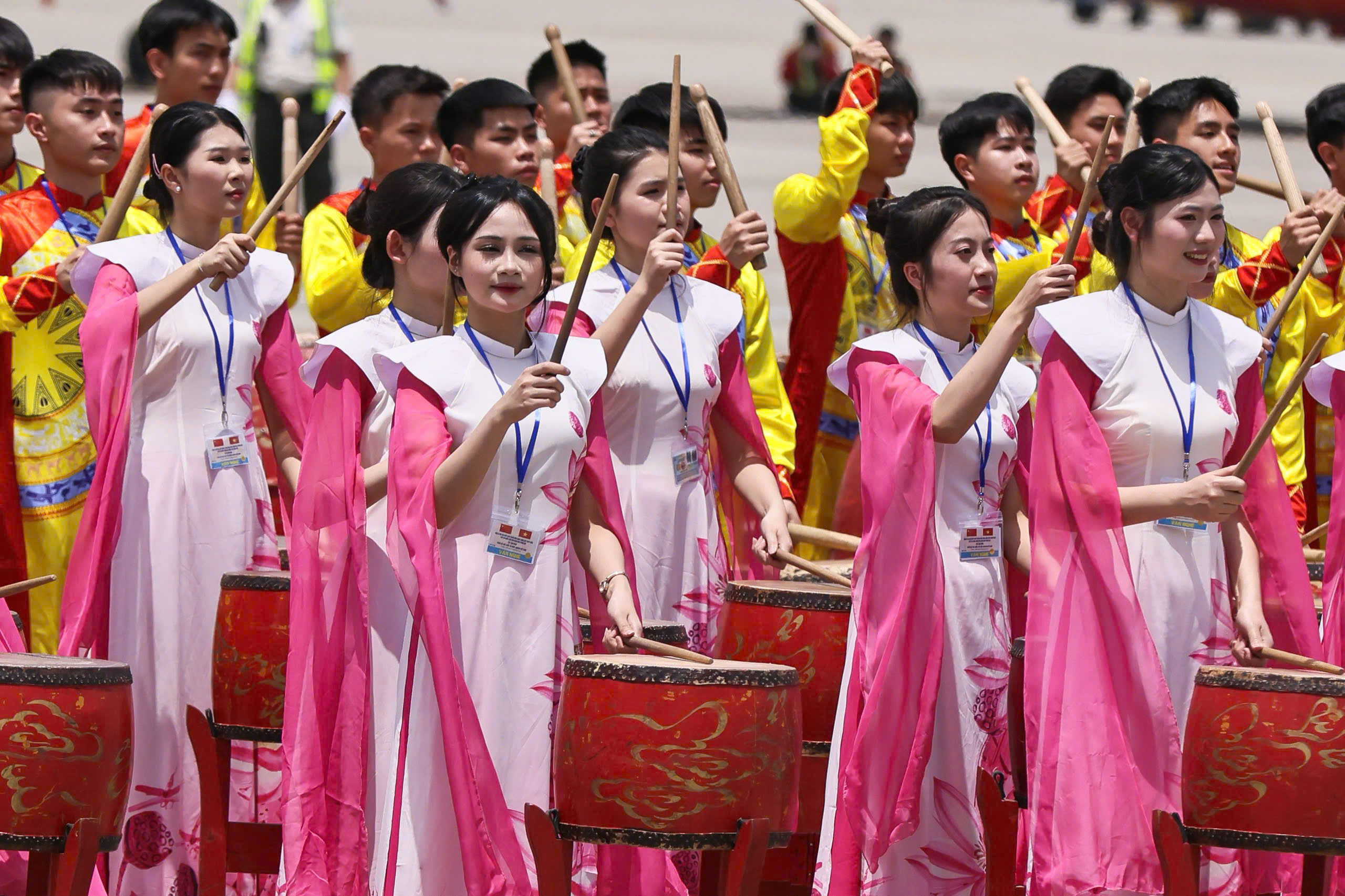 Chào đón Tổng Bí thư, Chủ tịch nước Tập Cận Bình và Đoàn đại biểu cấp cao Trung Quốc tại Sân bay quốc tế Nội Bài là các tiết mục trống hội đặc sắc.