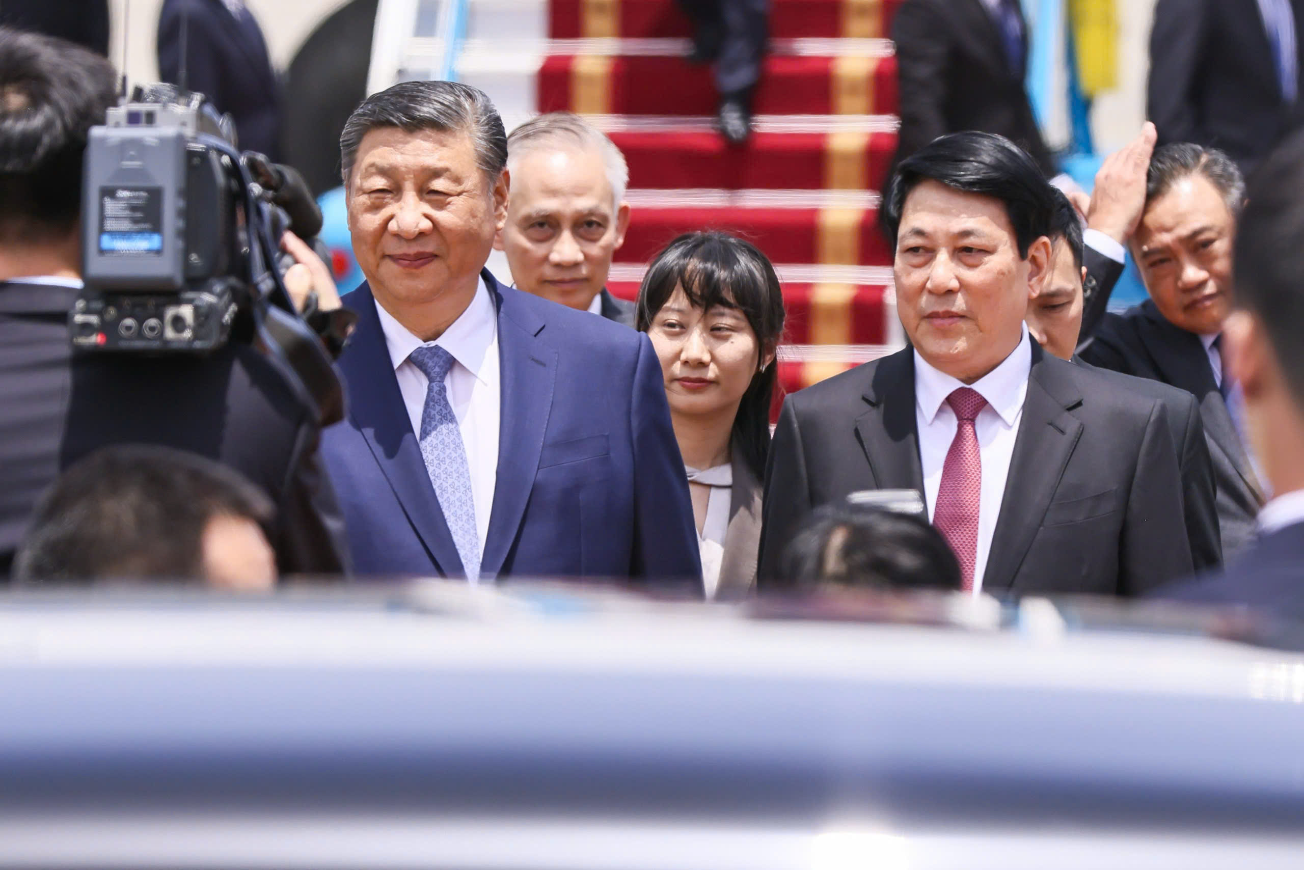 Chủ tịch nước Lương Cường ra S&acirc;n bay quốc tế Nội B&agrave;i đ&oacute;n Tổng B&iacute; thư, Chủ tịch nước Tập Cận B&igrave;nh v&agrave; Đo&agrave;n đại biểu cấp cao Trung Quốc.