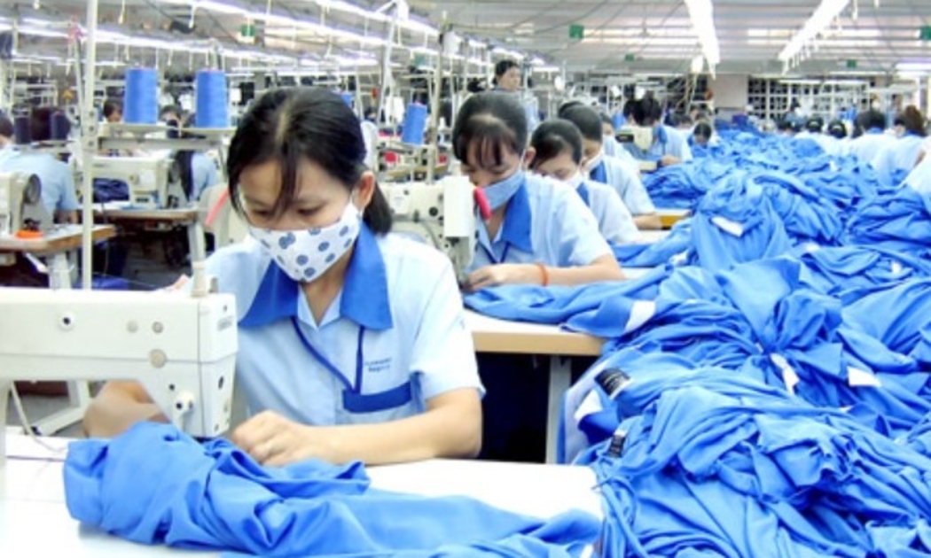 Các doanh nghiệp dệt may đang khẩn trương hoàn thành đơn hàng quý 2 trước ngày 5/7.
