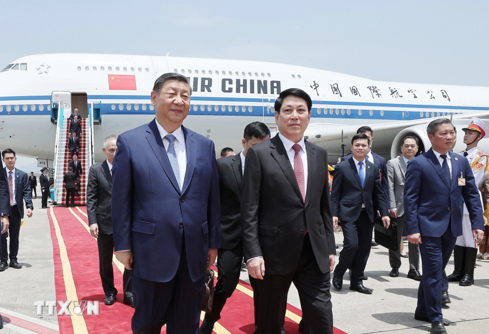 Chủ tịch nước Lương Cường đón Tổng Bí thư, Chủ tịch nước Trung Quốc Tập Cận Bình tại sân bay - Ảnh: TTXVN