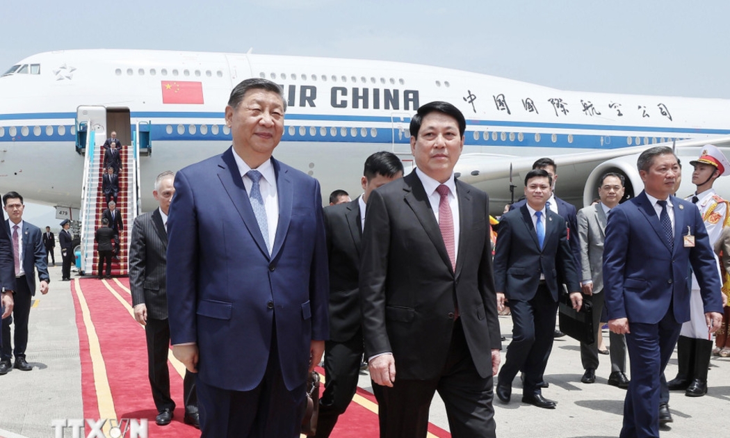 Chủ tịch nước Lương Cường đón Tổng Bí thư, Chủ tịch nước Trung Quốc Tập Cận Bình tại sân bay - Ảnh: TTXVN