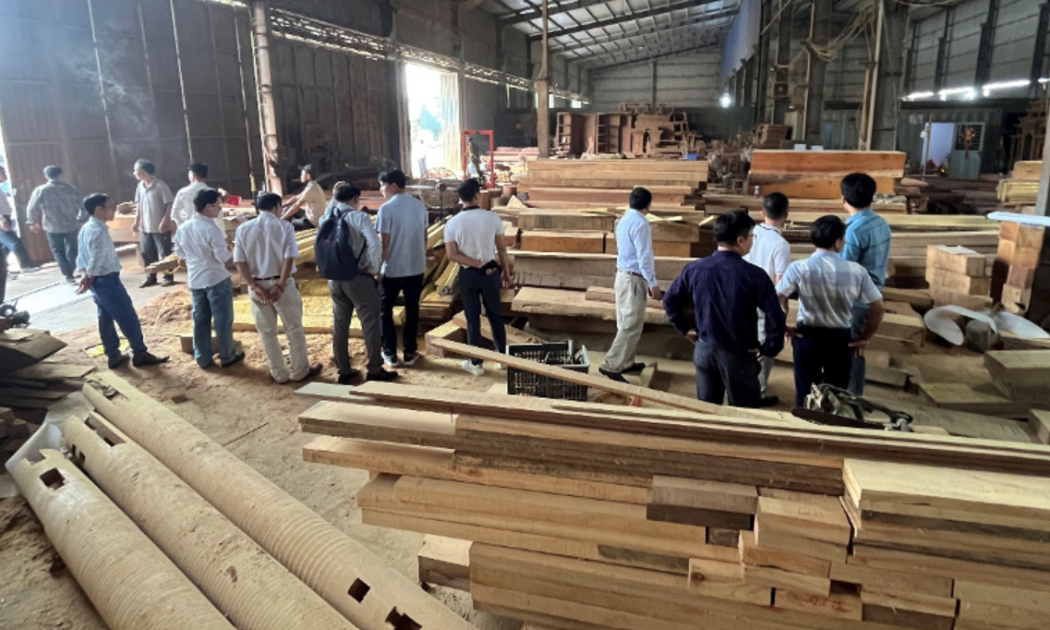 Đại diện các làng nghề gỗ đến tham quan và trao đổi tại Làng nghề La Xuyên, Ý Yên, Nam Định.