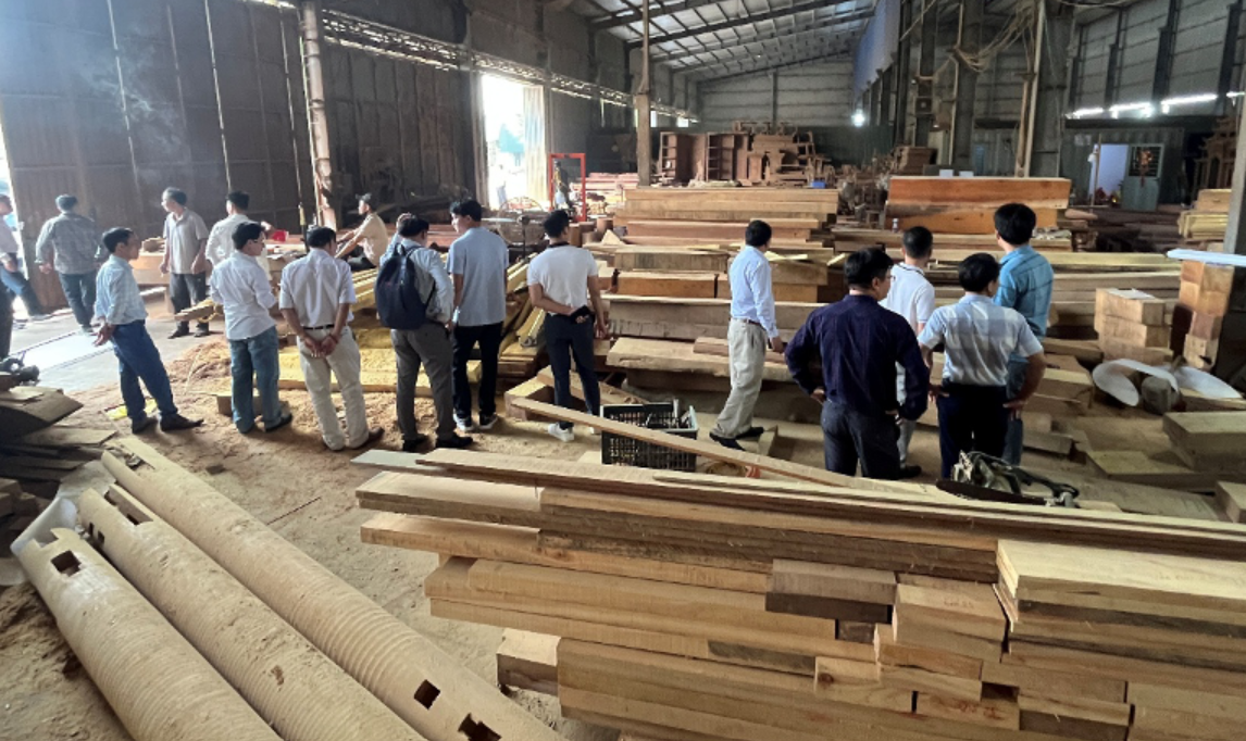 Đại diện các làng nghề gỗ đến tham quan và trao đổi tại Làng nghề La Xuyên, Ý Yên, Nam Định.