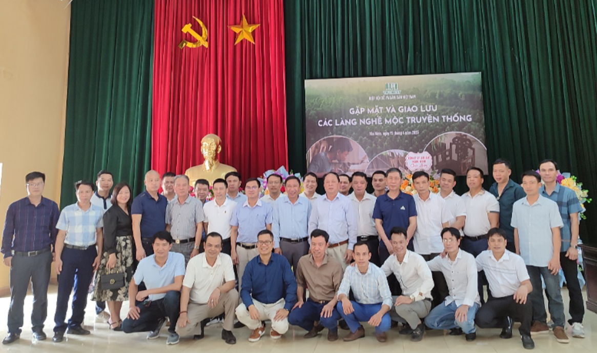 Các đại biểu chụp ảnh lưu niệm tại làng nghề Mộc La Xuyên