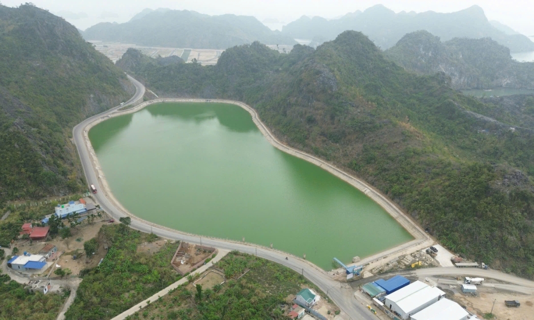 Hồ chứa nước Trân Châu cung cấp nước ngọt thô lớn nhất đảo Cát Bà bị hư hỏng bờ kè xung quanh.