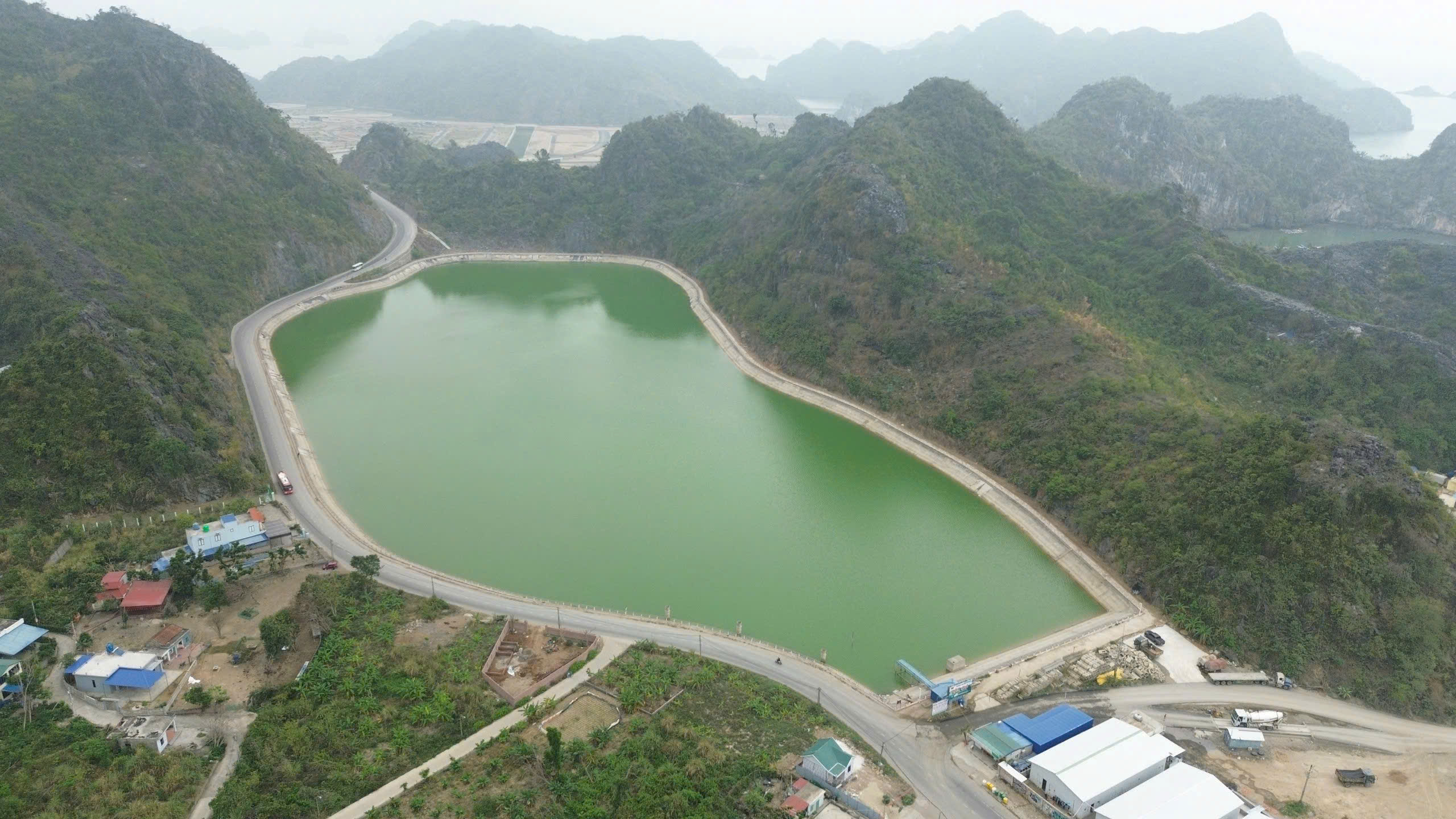 Hồ chứa nước Trân Châu cung cấp nước ngọt thô lớn nhất đảo Cát Bà bị hư hỏng bờ kè xung quanh.