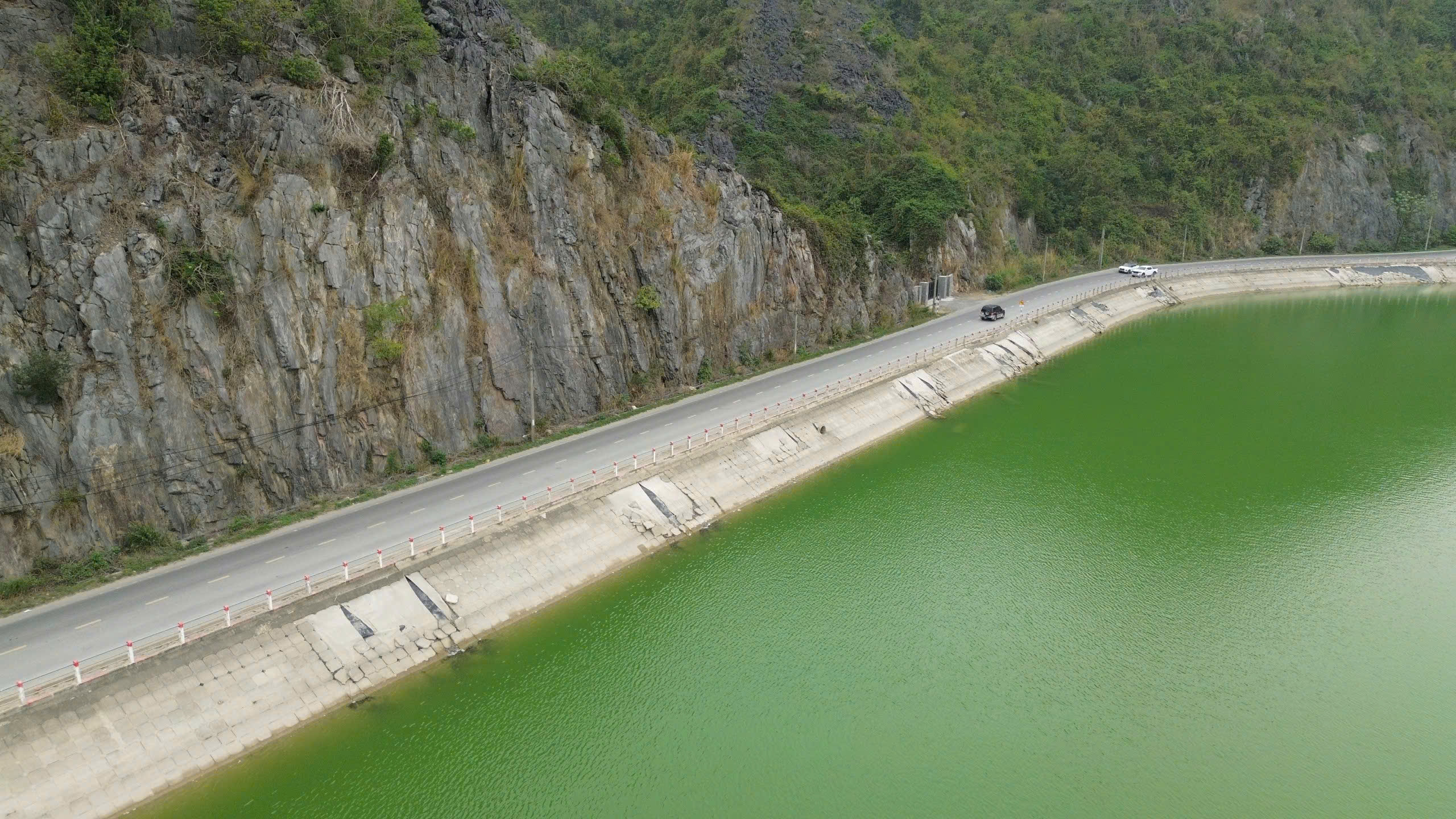 Bờ k&egrave; quanh hồ nhiều điểm bị sụt l&uacute;n nứt vỡ