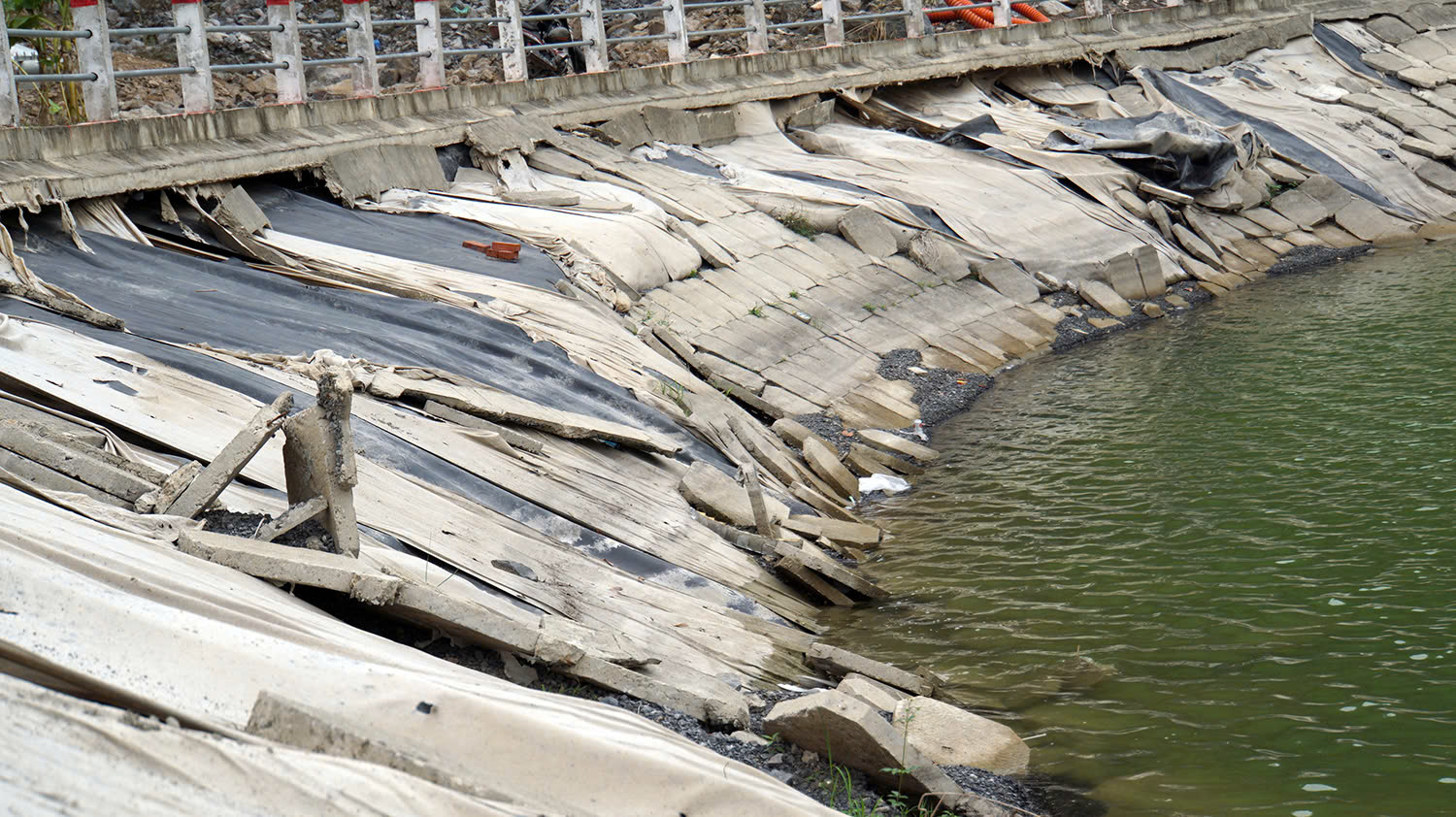 Nhiều vị tr&iacute; bờ k&egrave; sụt l&uacute;n, nứt vỡ k&eacute;o d&agrave;i.