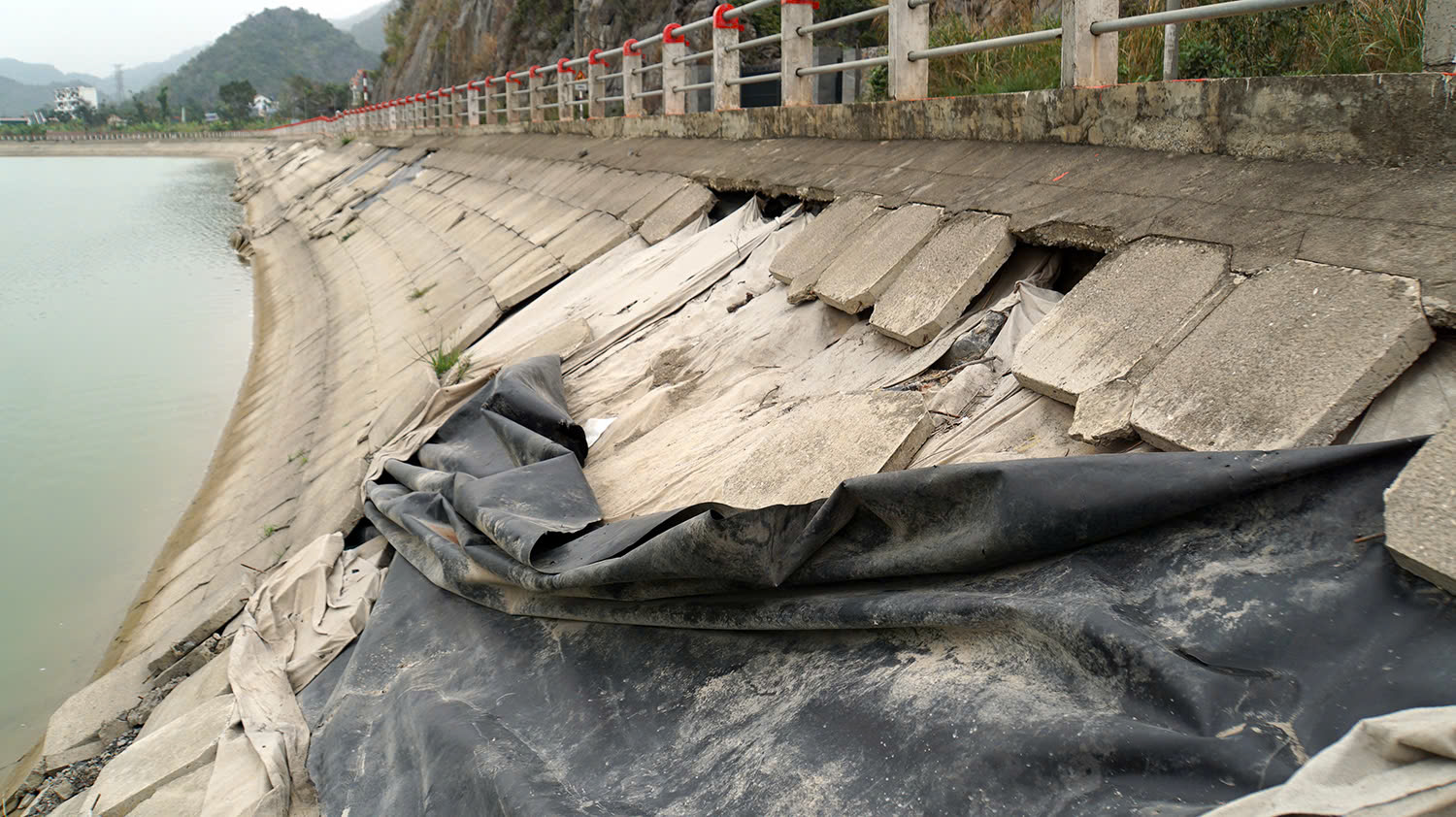 Bờ k&egrave; bị nứt vỡ, gạch l&aacute;t bị rơi trơ vải địa