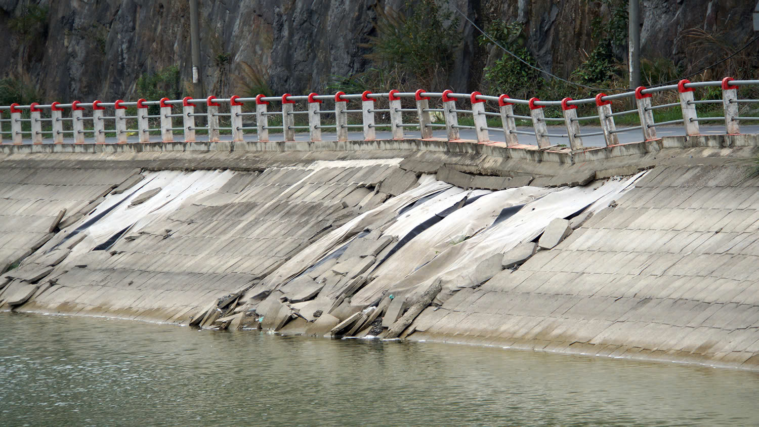 Bờ k&egrave; hồ Tr&acirc;n Ch&acirc;u ph&iacute;a đường xuy&ecirc;n đảo bị nứt vỡ, sụt l&uacute;n c&oacute; nguy cơ ảnh hưởng kết cấu tuyến đường giao th&ocirc;ng.