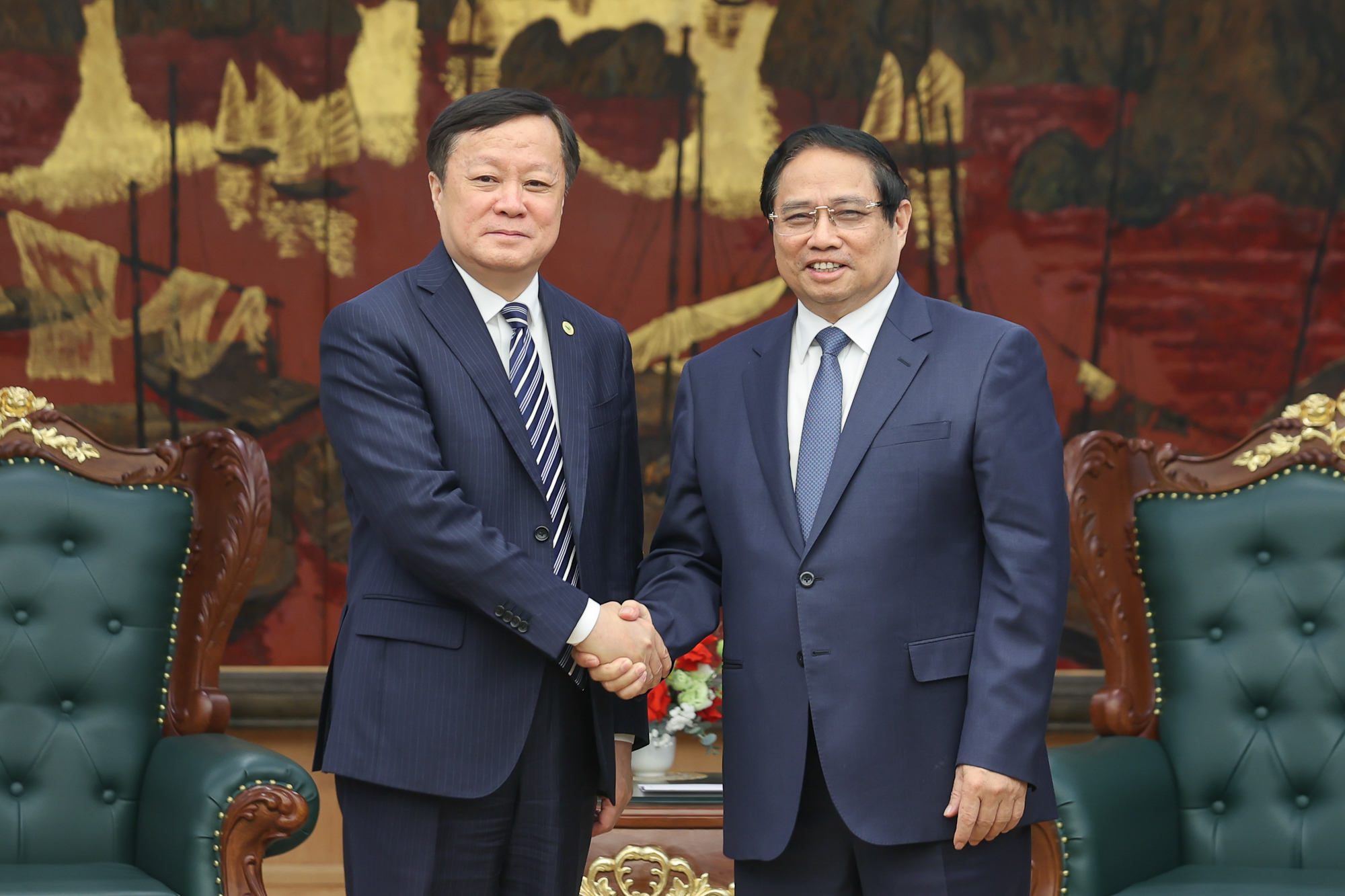 Thủ tướng Phạm Minh Chính và Chủ tịch Tập đoàn COMAC Hà Đông Phong - Ảnh: VGP