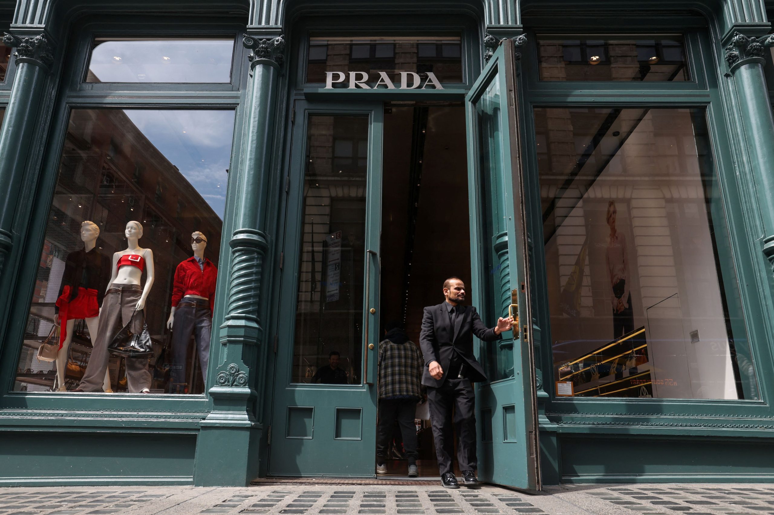 Prada mua lại Versace từ Capri Holdings, là thương vụ hợp nhất hai tên tuổi lớn nhất của làng thời trang Italy.