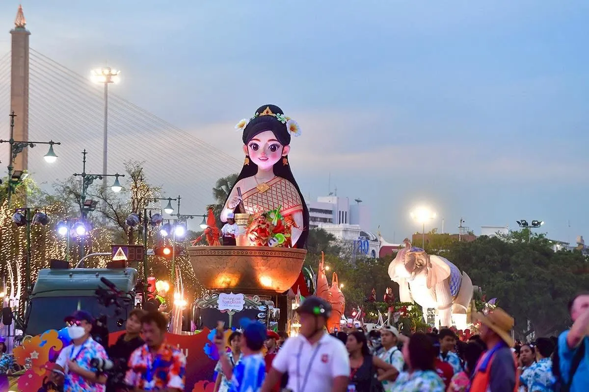 Lễ hội Nước thế giới Maha Songkran 2025 đ&atilde; ch&iacute;nh thức khai mạc tại c&ocirc;ng vi&ecirc;n ho&agrave;ng gia Sanam Luang.