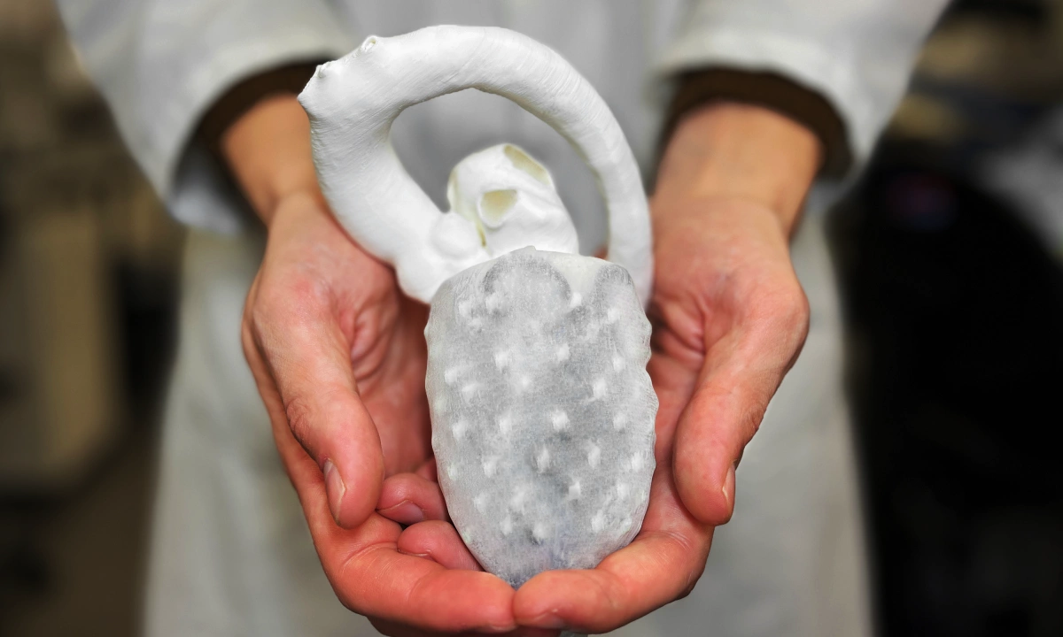 Tr&aacute;i tim nh&acirc;n tạo t&acirc;m thất tr&aacute;i được nghi&ecirc;n cứu chế tạo bởi&nbsp;ph&ograve;ng th&iacute; nghiệm Robot y tế do TS. Đỗ Thanh Nhỏ dẫn đầu.