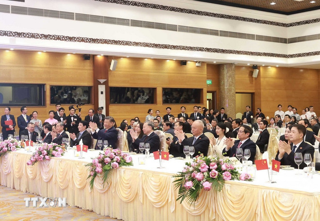 Đại biểu hai nước dự chiêu đãi - Ảnh: TTXVN)