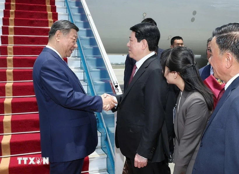 Đồng chí Lương Cường, Ủy viên Bộ Chính trị, Chủ tịch nước Cộng hòa xã hội chủ nghĩa Việt Nam, đón Tổng Bí thư, Chủ tịch nước Trung Quốc Tập Cận Bình tại Sân bay quốc tế Nội Bài - Ảnh: TTXVN