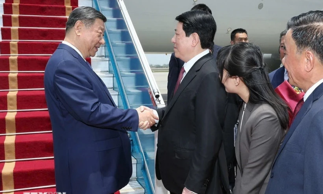 Đồng chí Lương Cường, Ủy viên Bộ Chính trị, Chủ tịch nước Cộng hòa xã hội chủ nghĩa Việt Nam, đón Tổng Bí thư, Chủ tịch nước Trung Quốc Tập Cận Bình tại Sân bay quốc tế Nội Bài - Ảnh: TTXVN