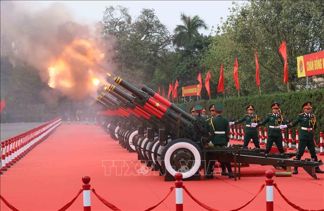 21 ph&aacute;t đại b&aacute;c ch&agrave;o mừng được bắn từ Ho&agrave;ng th&agrave;nh Thăng Long trong Lễ đ&oacute;n - Ảnh: TTXVN