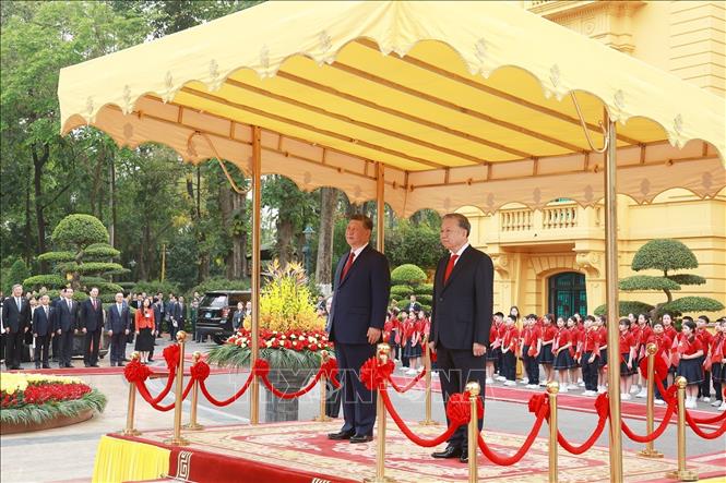 Lễ đón chính thức Tổng Bí thư, Chủ tịch nước Trung Quốc Tập Cận Bình được tổ chức trọng thể tại Phủ Chủ tịch theo nghi thức cao nhất dành đón Nguyên thủ quốc gia. Tổng Bí thư Tô Lâm chủ trì Lễ đón - Ảnh: TTXVN