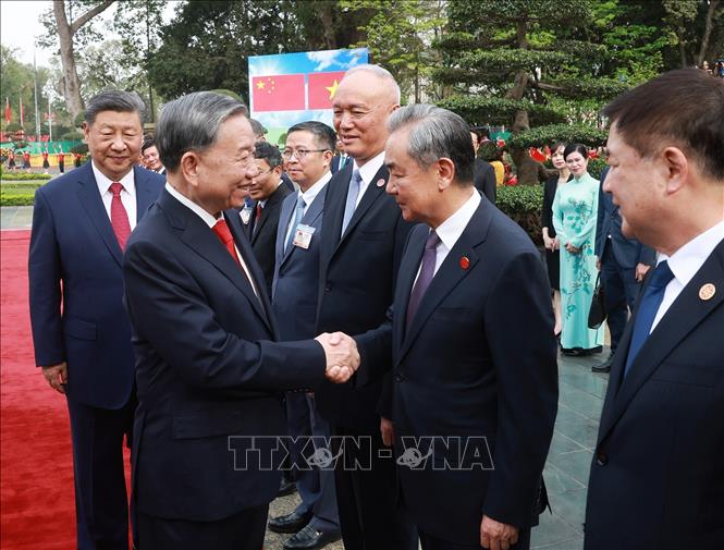 Tổng B&iacute; thư, Chủ tịch nước Trung Quốc Tập Cận B&igrave;nh giới thiệu th&agrave;nh vi&ecirc;n Đo&agrave;n cấp cao Trung Quốc với Tổng B&iacute; thư T&ocirc; L&acirc;m - Ảnh: TTXVN