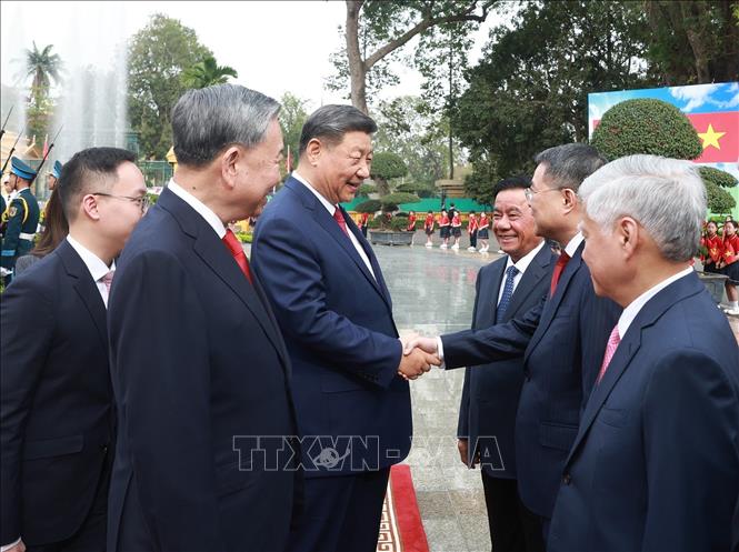 Tổng Bí thư Tô Lâm giới thiệu thành viên Đoàn cấp cao Việt Nam với Tổng Bí thư, Chủ tịch nước Trung Quốc Tập Cận Bình - Ảnh: TTXVN