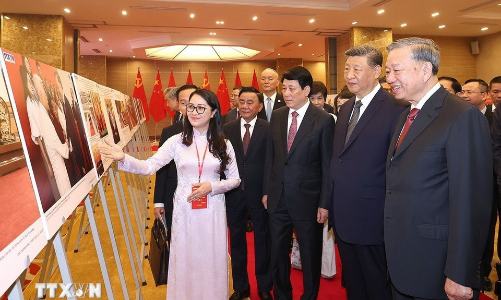 Lãnh đạo Việt Nam-Trung Quốc tham quan Trưng bày ảnh 75 năm thiết lập quan hệ ngoại giao giữa hai nước