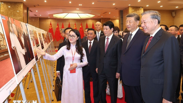 Lãnh đạo Việt Nam-Trung Quốc tham quan Trưng bày ảnh 75 năm thiết lập quan hệ ngoại giao giữa hai nước