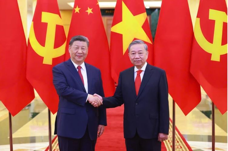 General Secretary of the Communist Party of Vietnam (CPV) Central Committee To Lam (right) and General Secretary of the Communist Party of China (CPC) Central Committee and President of China Xi Jinping during the latter's State visit to Vietnam between April 14-15. (Photo: VNA)