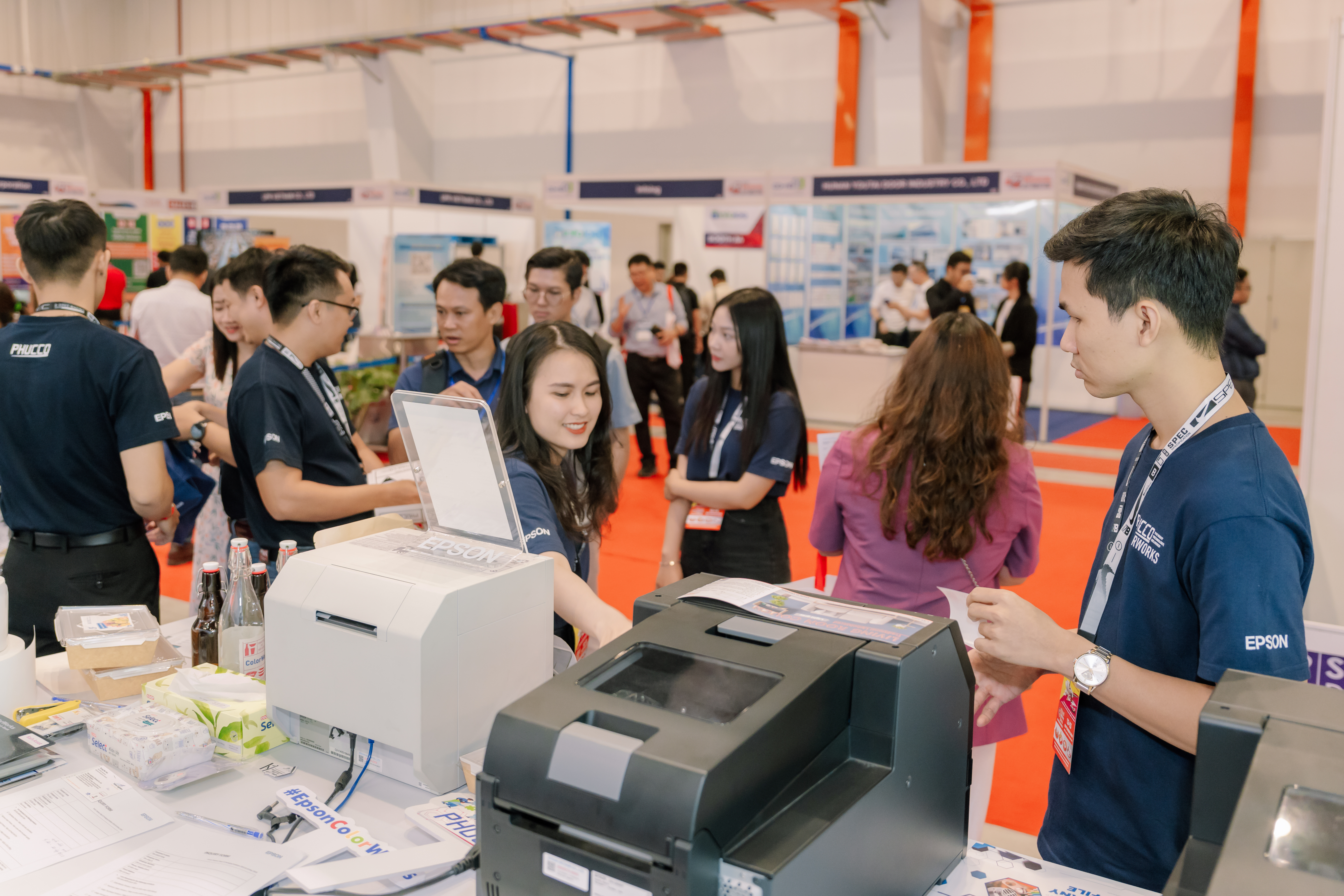 Đa dạng c&aacute;c sản phẩm v&agrave; giải ph&aacute;p c&ocirc;ng nghệ tại triển l&atilde;m.